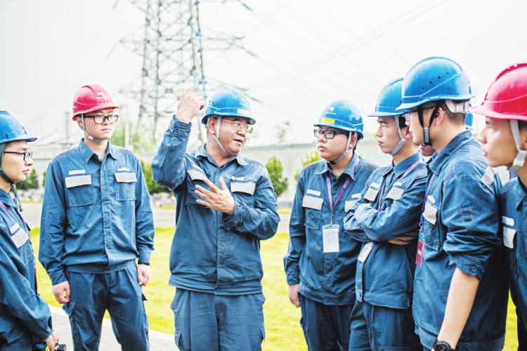 廣東電網(wǎng)東莞供電局變電管理二所檢修一班副班長何滿棠：“以匠人之心，守一畝三分地”