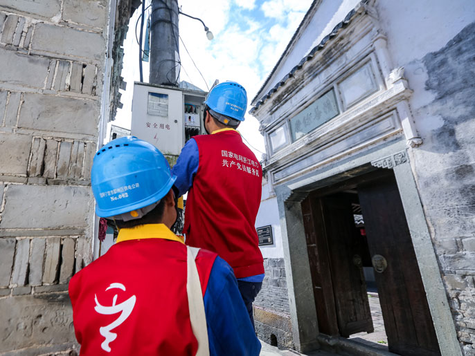 國網(wǎng)鄞州紅船共產黨員服務隊為古建筑套上安全用電“防護罩”