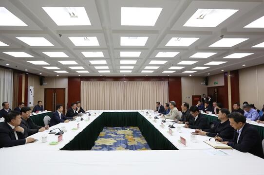 錢智民與保定市委書記黨曉龍、市長郭建英進(jìn)行座談交流