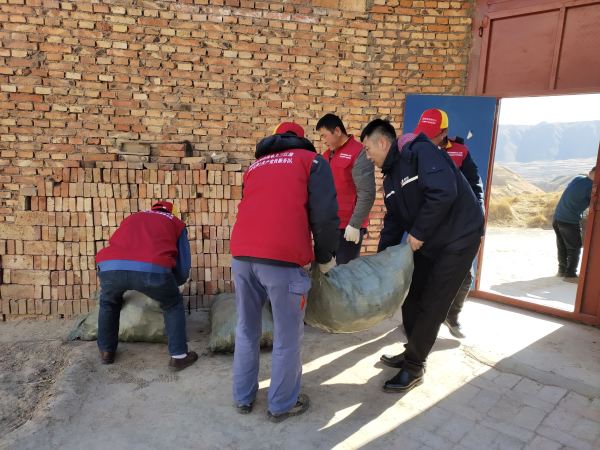 國(guó)網(wǎng)青海黃化化隆縣供電公司:節(jié)前“祝?!迸诵? width=