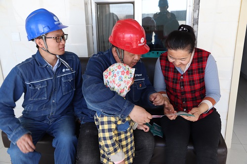 阿拉善電業(yè)局電力宣傳進家門，客戶服務(wù)零距離