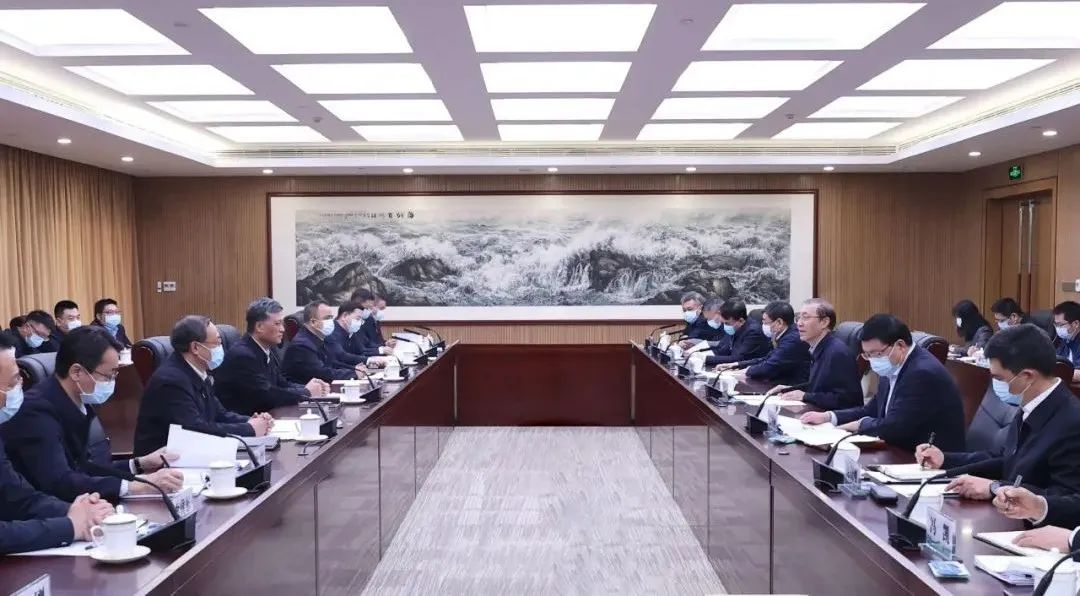 辛保安、張智剛與新疆維吾爾自治區(qū)、新疆生產(chǎn)建設(shè)兵團(tuán)領(lǐng)導(dǎo)會(huì)談