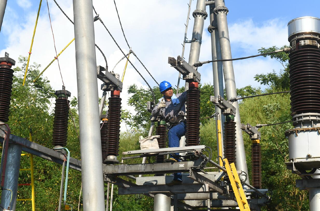 高溫下變電檢修忙 余姚電力人用汗水守護(hù)“清涼一夏”