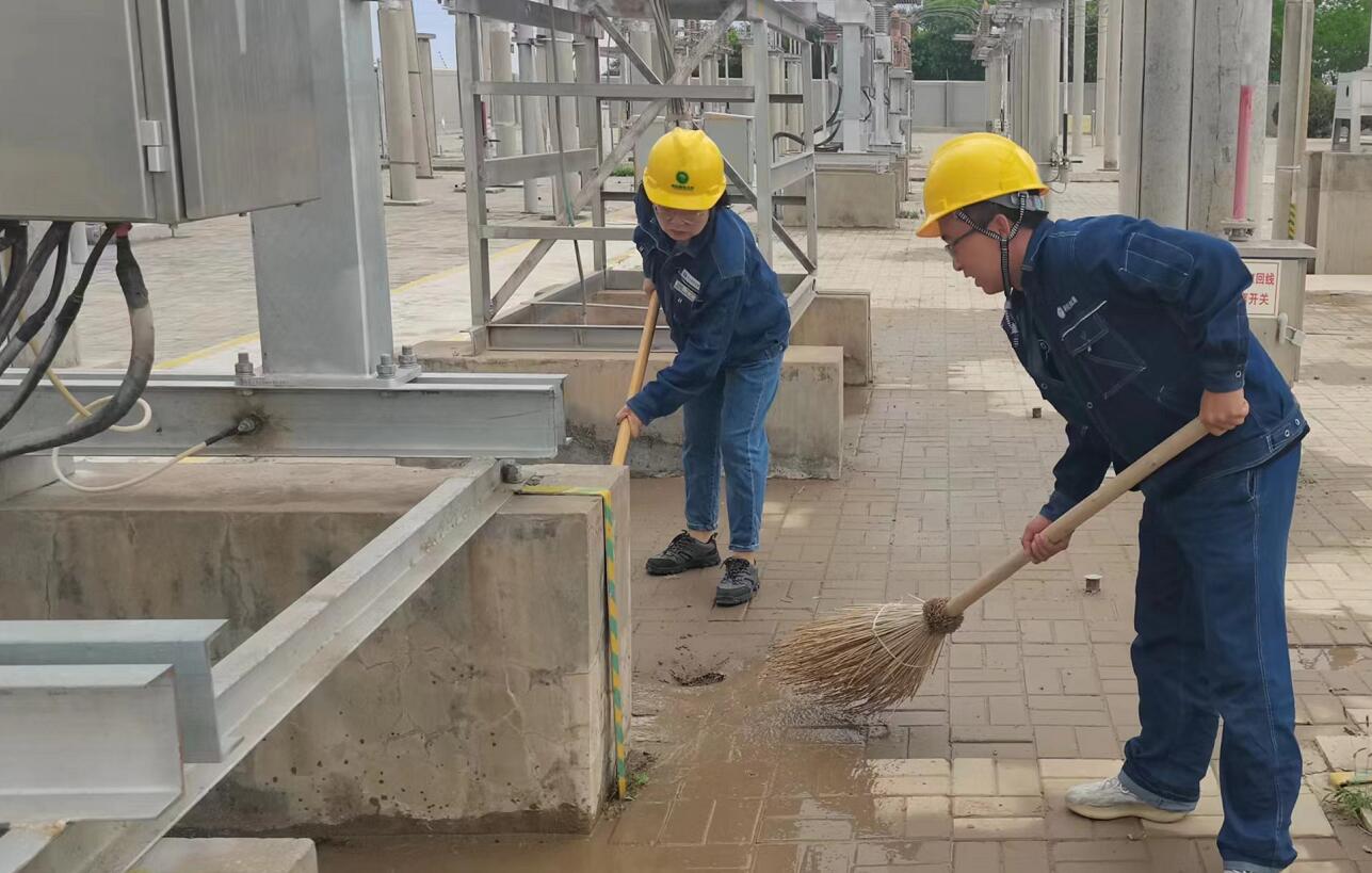 戈壁有雨，阿電人全力出擊保供電