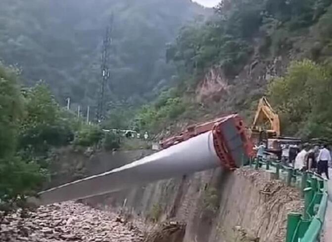 陜西寶雞隴縣：80米風(fēng)電扇葉運(yùn)輸車歪倒，正救援