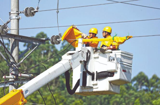四川廣安：40攝氏度，他們帶電作業(yè)