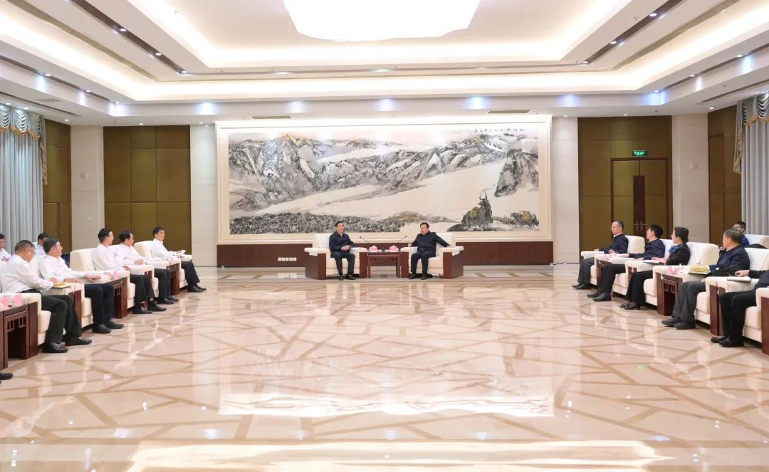 國(guó)家電網(wǎng)公司董事長(zhǎng)、黨組書(shū)辛保安與四川省委書(shū)記王曉暉會(huì)談