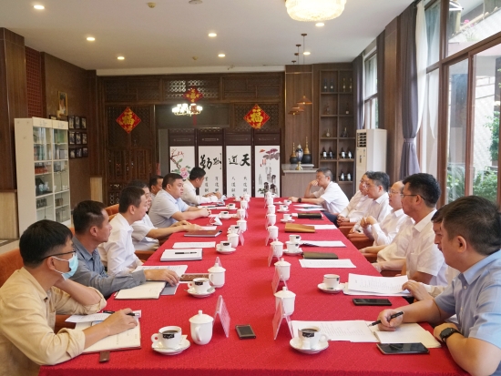 中國電建黨委常委、副總經(jīng)理徐鵬程與海南萬寧市委書記蓋文啟、市長王三防座談