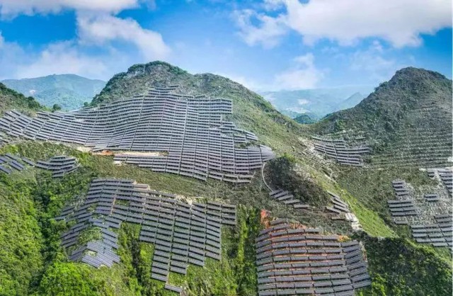 全國(guó)首例！吉電股份“大容量、高坡度”集中式山地光伏項(xiàng)目并網(wǎng)