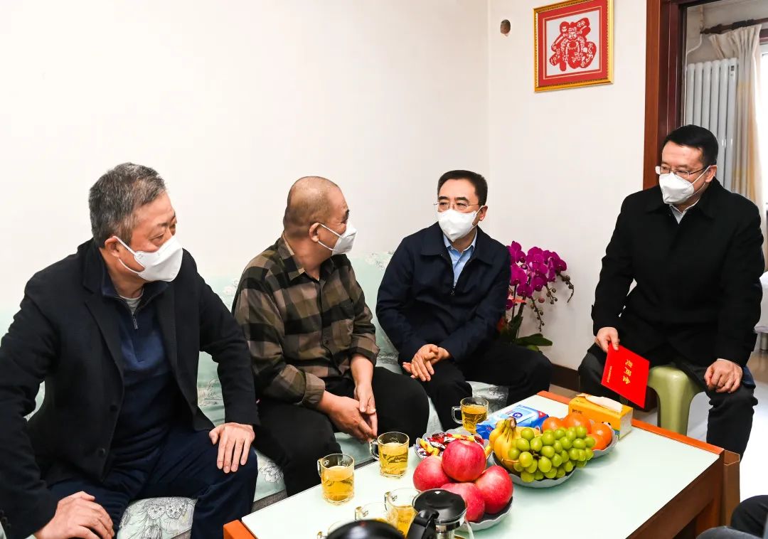 鄒磊、劉明勝走訪慰問退休老領(lǐng)導、勞模遺屬、困難黨員群眾