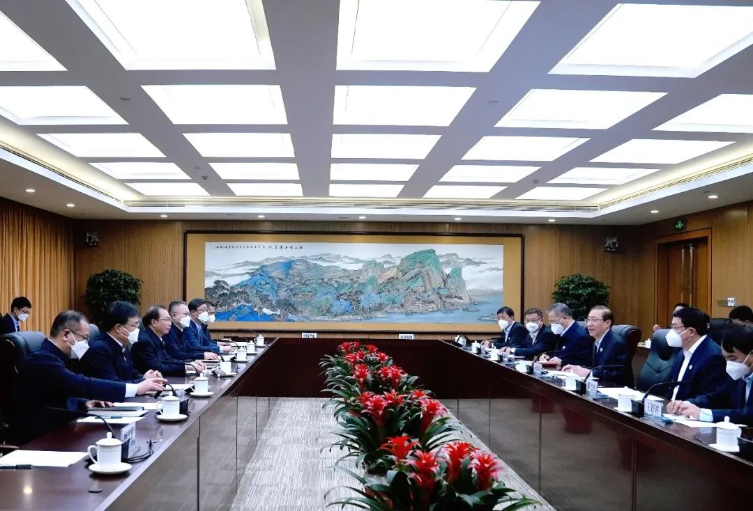 華電集團(tuán)董事長江毅、總經(jīng)理葉向東與國家電網(wǎng)董事長辛保安、總經(jīng)理張智剛舉行會(huì)談