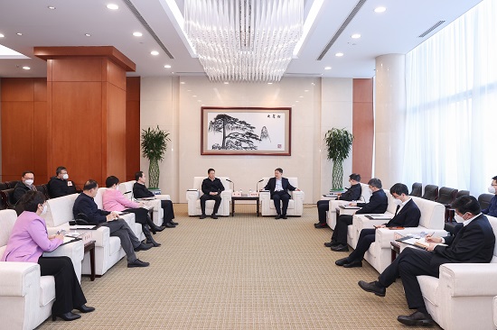 溫樞剛鄧建玲會(huì)見鄂爾多斯市委書記李理、市長(zhǎng)杜匯良