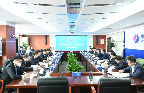 中國(guó)電建黨委書記、董事長(zhǎng)丁丁焰章與內(nèi)蒙古電力集團(tuán)黨委書記、董事長(zhǎng)賈振國(guó)會(huì)談