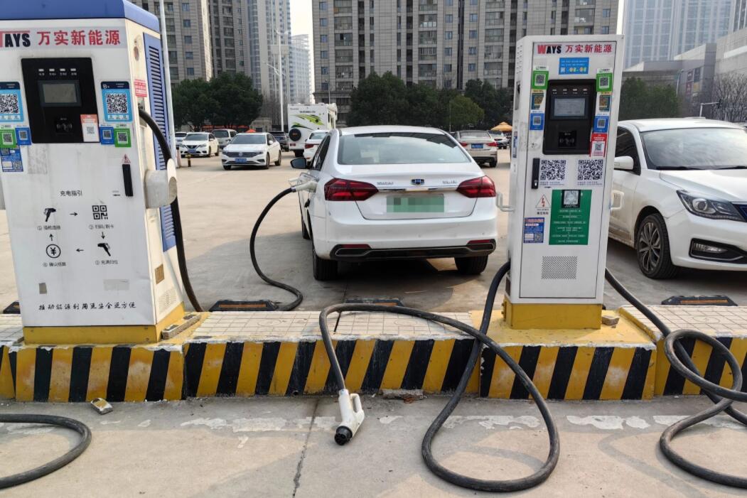 新能源車(chē)充電槍被扔積水中，對(duì)“城市家電”需多加愛(ài)護(hù)