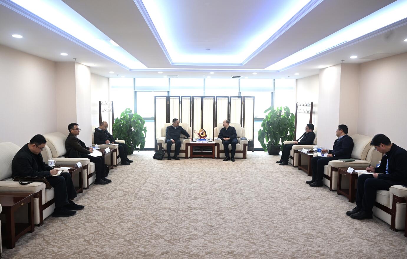 中國(guó)電建黨委常委、副總經(jīng)理徐鵬程與西藏開發(fā)投資集團(tuán)黨委書記、董事長(zhǎng)祁騰武會(huì)談