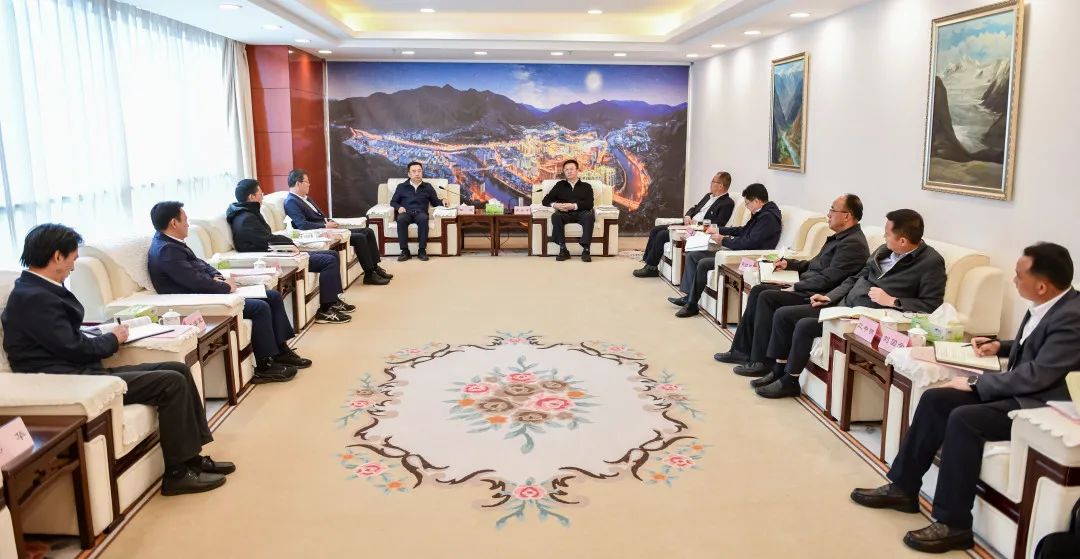 鄒磊與西藏自治區(qū)政府副主席、昌都市委書記龔會(huì)才，昌都市委副書記、市長(zhǎng)羅慶伍會(huì)談