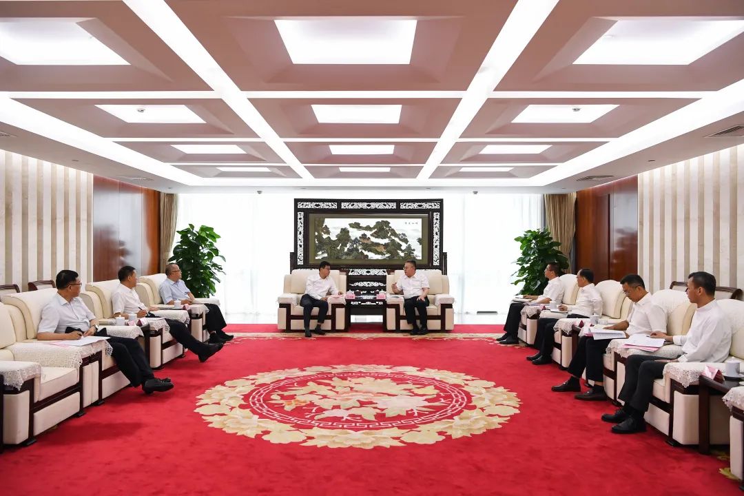 葉向東與甘肅省委常委、副省長(zhǎng)張錦剛舉行會(huì)談