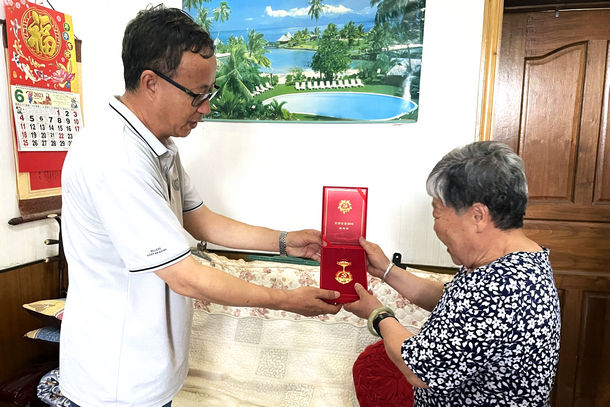 國能開遠公司開展“光榮在黨50年”紀(jì)念章頒發(fā)暨 “七一”走訪慰問活動