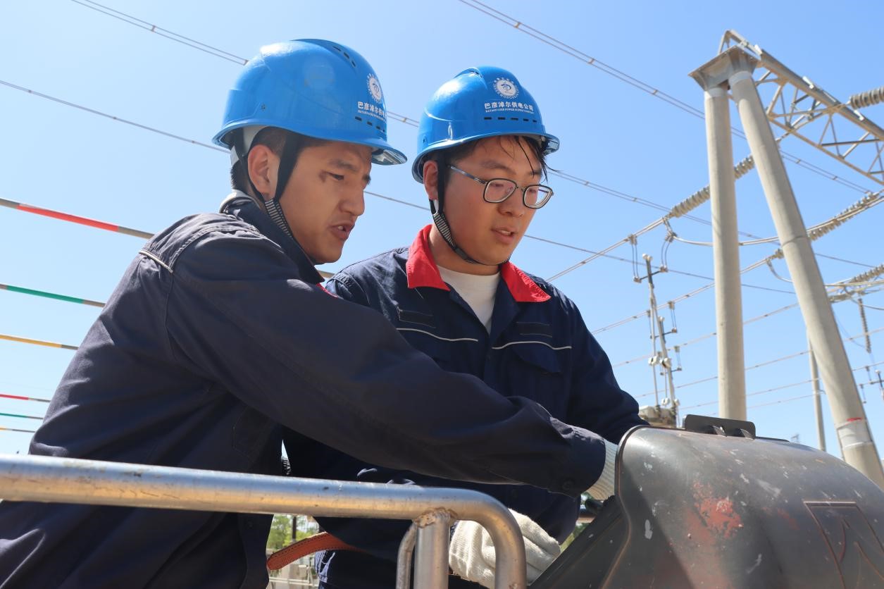 巴彥淖爾供電公司積極開展“傳幫帶”，老帶新傳接電力新時代