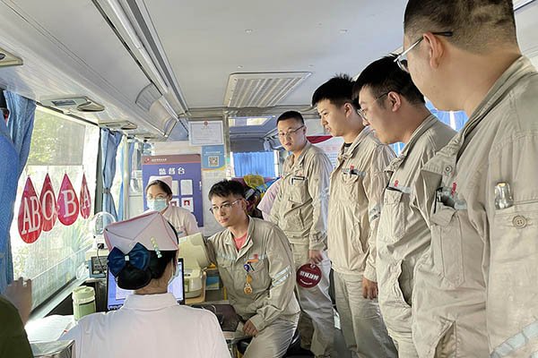 臨汾熱電公司組織“熱血與大愛同流，真情與奉獻(xiàn)同行”無償獻(xiàn)血活動(dòng)