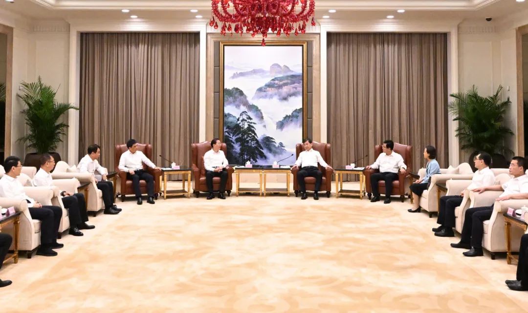 國家電網(wǎng)公司董事長、黨組書辛保安與福建省委書記周祖翼、省長趙龍會談