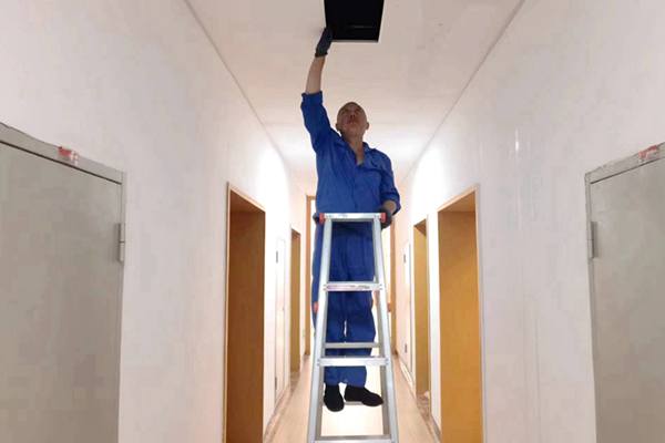 圖為物業(yè)人員利用節(jié)假日對值班宿舍電纜廊道、空調(diào)管道進(jìn)行檢查和維護(hù)