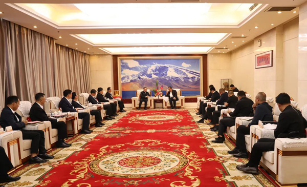 華電集團黨組書記、董事長江毅與喀什地委副書記、行署專員艾尼瓦爾·吐爾遜舉行會談