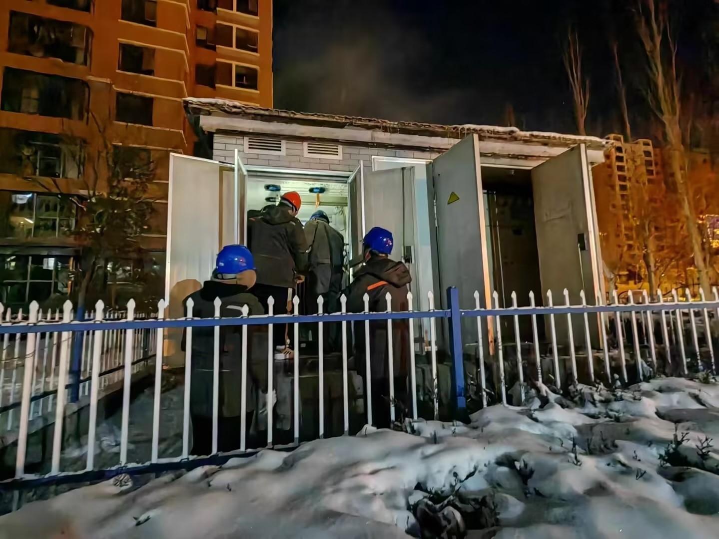 風(fēng)雪來襲入冬寒，電力搶修送溫暖