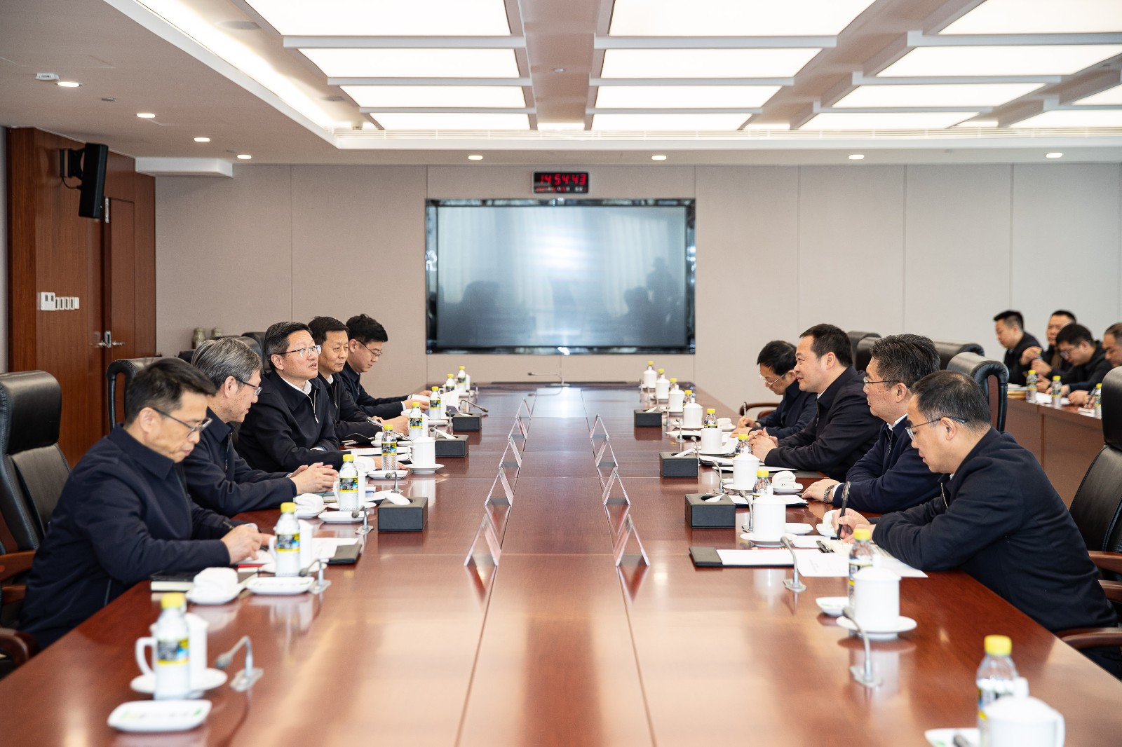國(guó)家能源集團(tuán)公司總經(jīng)理、黨組副書記余兵會(huì)見上饒市委書記陳云