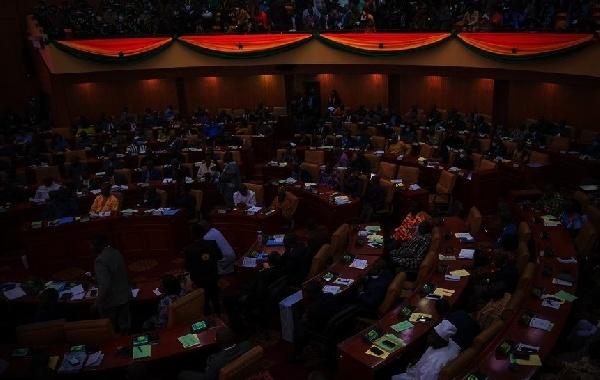 英媒：加納議會欠電費，電力公司拉閘打斷國情咨文
