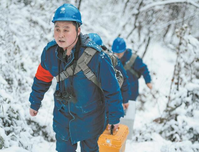 【國網(wǎng)楷?！恐芗t亮：巡行秦嶺深處 守護線路安全
