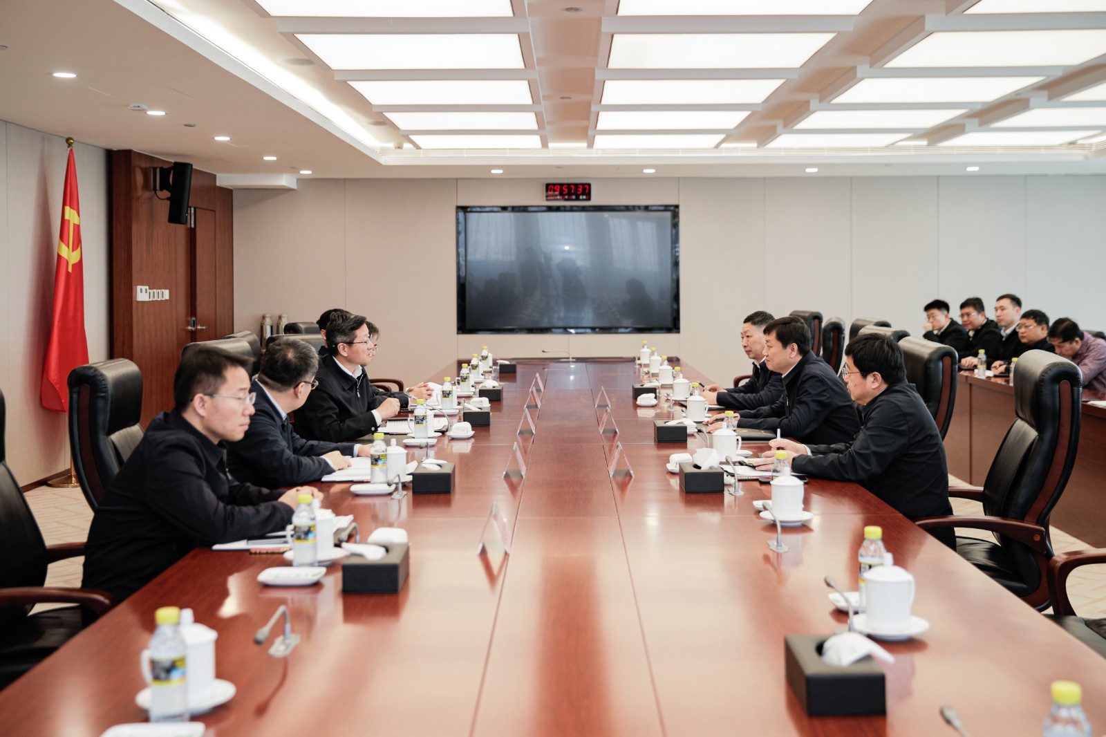 國家能源集團總經(jīng)理、黨組副書記余兵會見衡水市委副書記、市長董曉航