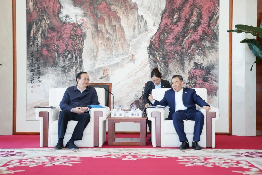 中國(guó)能建黨委書記、董事長(zhǎng)宋海良與歐洲自然科學(xué)院院士、中國(guó)發(fā)展研究院院長(zhǎng)王彤會(huì)談