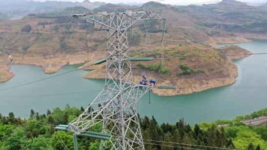 貴州興義供電局高空之上，用責(zé)任守護(hù)安全送去光明
