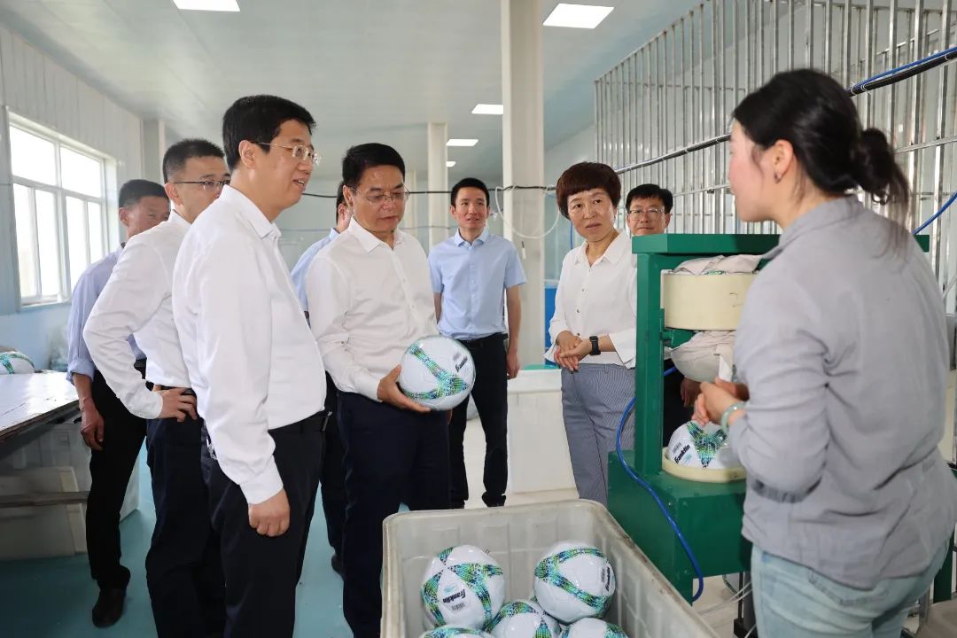 中國(guó)電氣裝備黨委副書記裴振江赴陜西省麟游縣