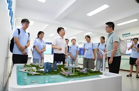 科技領(lǐng)航，由校到企——“重走初心之路”實(shí)踐團(tuán)