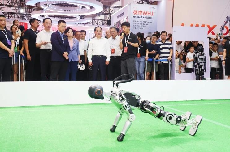 工信部黨組書(shū)記、部長(zhǎng)金壯龍參觀調(diào)研2024世界機(jī)器人大會(huì)