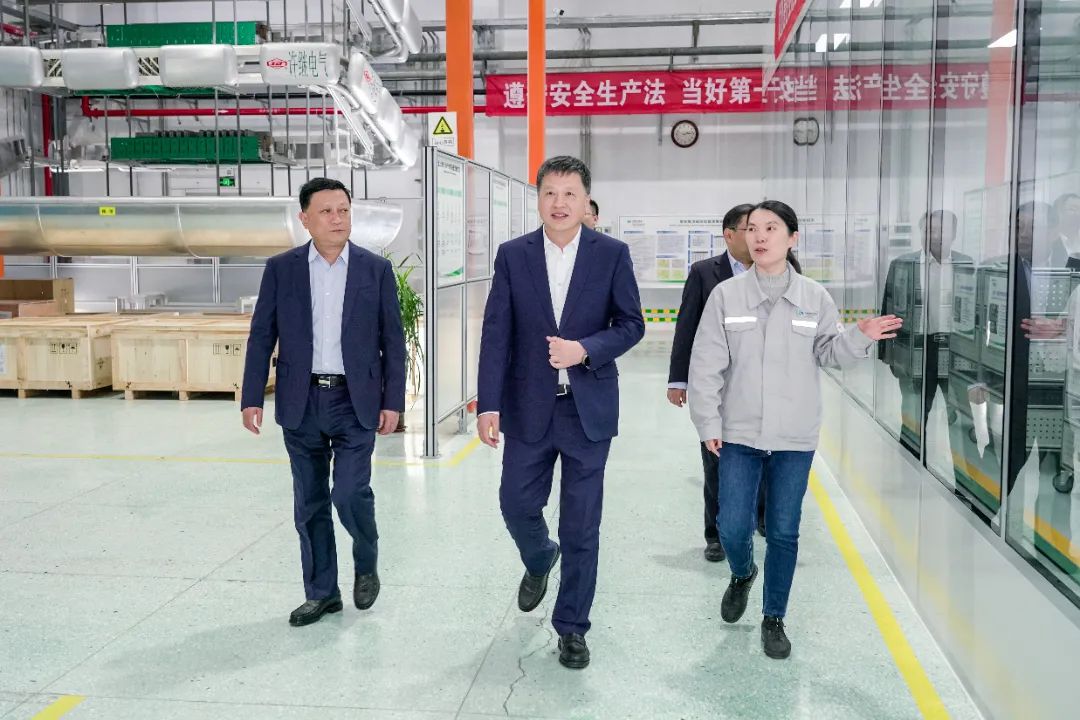 中國電氣裝備黨委副書記、總經(jīng)理周群到河南所屬企業(yè)調(diào)研