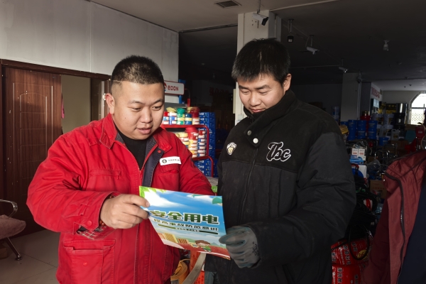 內(nèi)蒙古電力集團(tuán)烏海千里山供電公司蒙電愛心光明行，用電無憂進(jìn)社區(qū)
