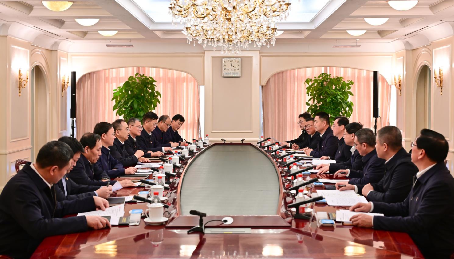 大唐集團(tuán)董事長鄒磊、總經(jīng)理張傳江與中國安能董事長陳奕輝、總經(jīng)理周慶豐會(huì)談